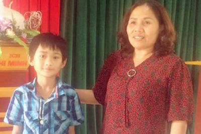 Học sinh lớp 4 trả lại ví tiền cho người đánh rơi