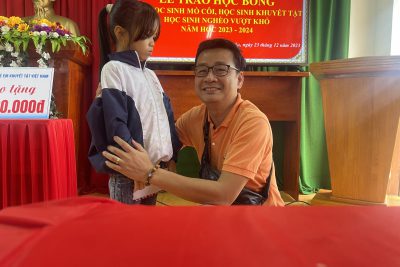 Tặng quà cho các em học sinh nghèo vượt khó